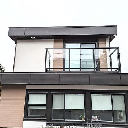 Centrally Located, Modern, 2 Bedroom Home Vancouver Extérieur photo