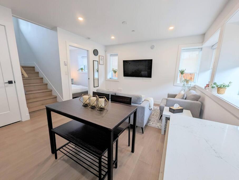 Centrally Located, Modern, 2 Bedroom Home Vancouver Extérieur photo