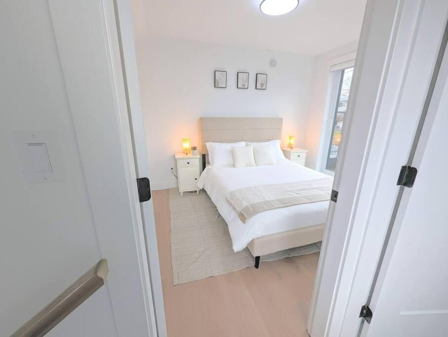 Centrally Located, Modern, 2 Bedroom Home Vancouver Extérieur photo