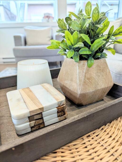Centrally Located, Modern, 2 Bedroom Home Vancouver Extérieur photo