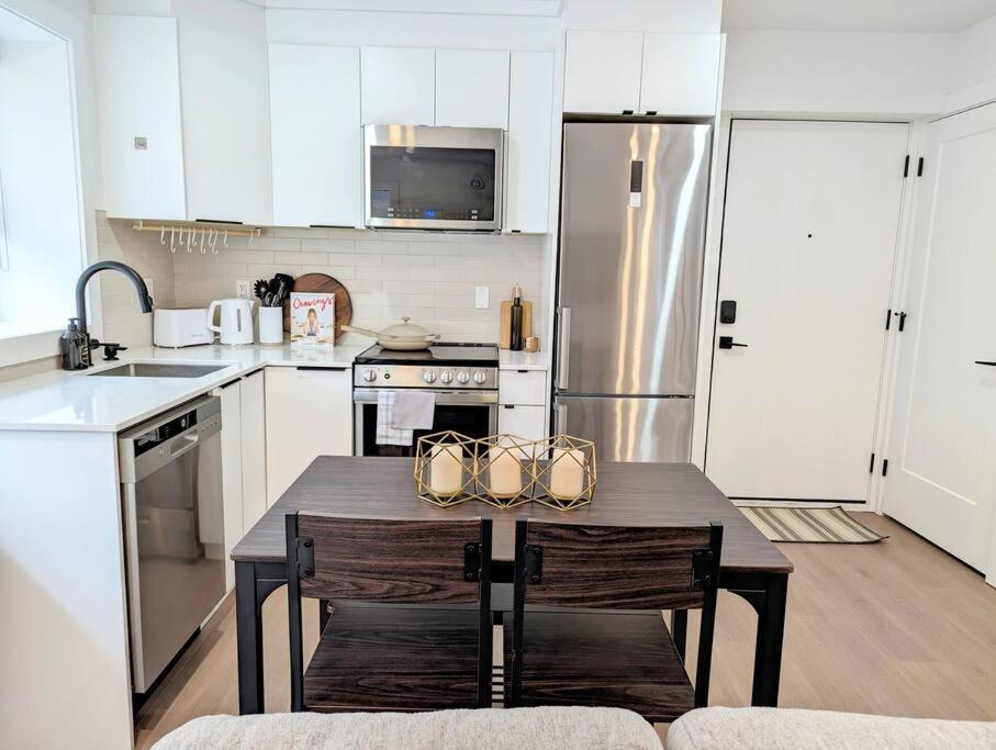 Centrally Located, Modern, 2 Bedroom Home Vancouver Extérieur photo