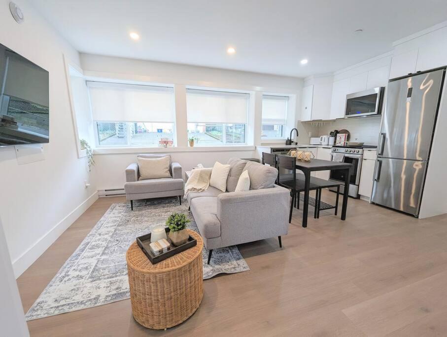 Centrally Located, Modern, 2 Bedroom Home Vancouver Extérieur photo
