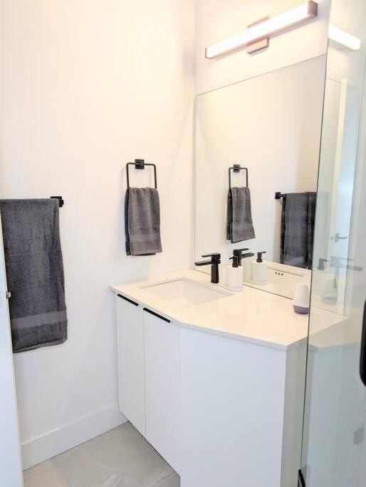Centrally Located, Modern, 2 Bedroom Home Vancouver Extérieur photo