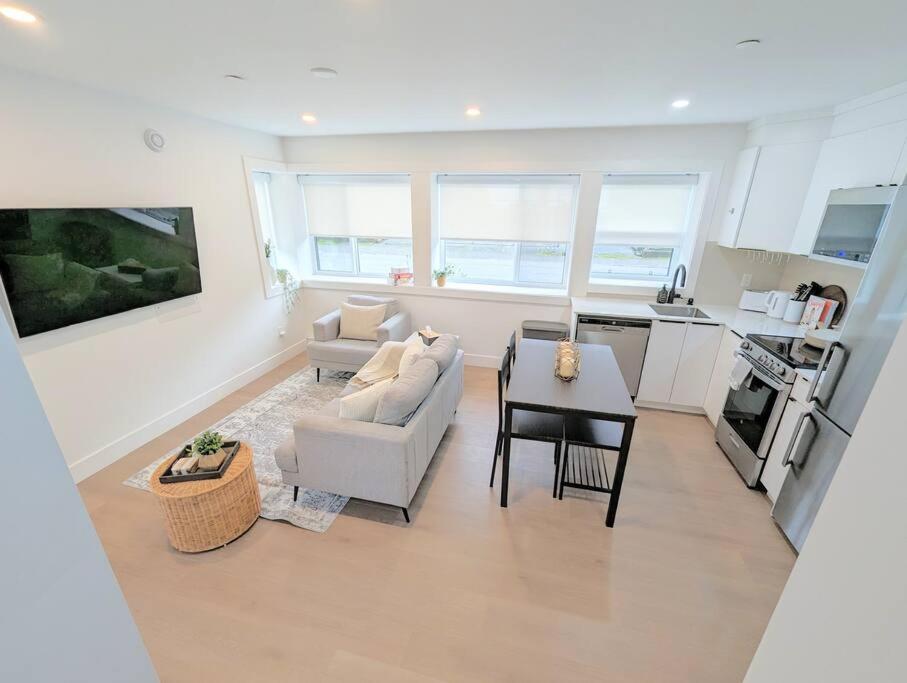 Centrally Located, Modern, 2 Bedroom Home Vancouver Extérieur photo