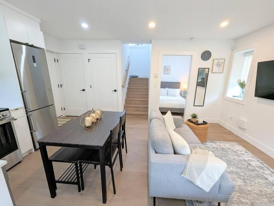 Centrally Located, Modern, 2 Bedroom Home Vancouver Extérieur photo