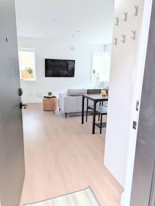 Centrally Located, Modern, 2 Bedroom Home Vancouver Extérieur photo